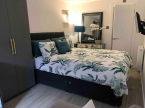 Private entrance 1 bed studio Salford - Perfect location for Concerts, RHS Gardens, Manchester City Centre and Salford Quays